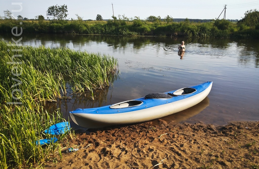 Байдарка Викинг 4.7 на реке Неман в Беларуси.